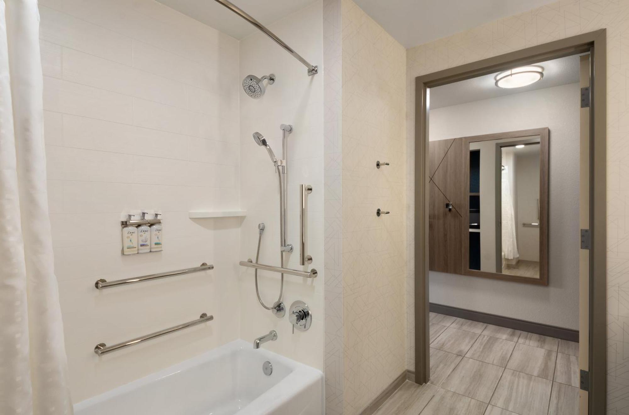 Holiday Inn Express Richmond By Ihg Exterior foto